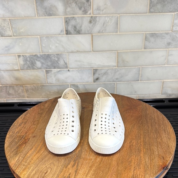 Native Jefferson Kids White Slip On - Picture 1 of 7